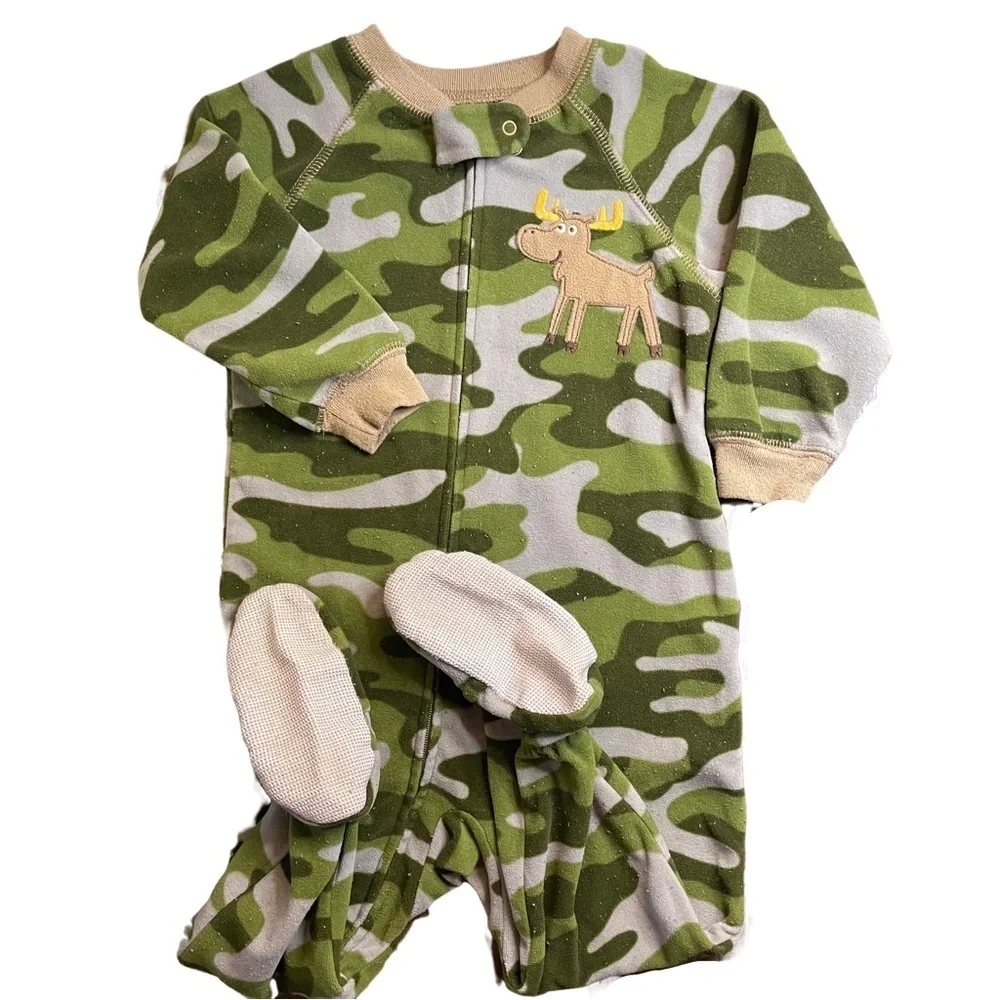 Carter’s 18 Month Footy Green and Black Camouflage Pajama’s PRELOVED pilling